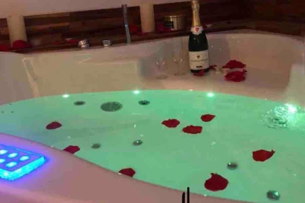 Sejour Detente Au Coeur De Macon Spa,Cine,Bouteille Offerte Екстер'єр фото